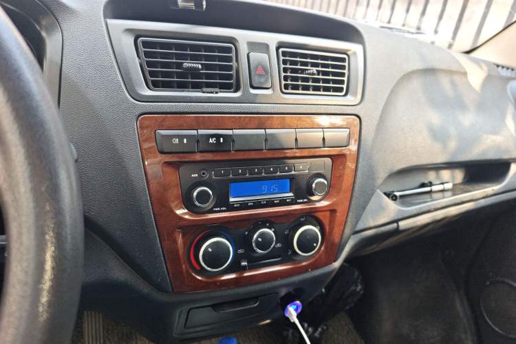 Used CHANGAN KAICHENG Ruixing M60 2019 1.5L Standard Version China VI Emission Standard 5/6 Seats DAM15KR Audio And AC Panel