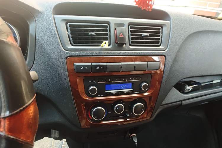 Used CHANGAN KAICHENG Ruixing M60 2019 1.5L Standard Model China V Emission Standards 5/6 Seats 4G15S Audio And AC Panel