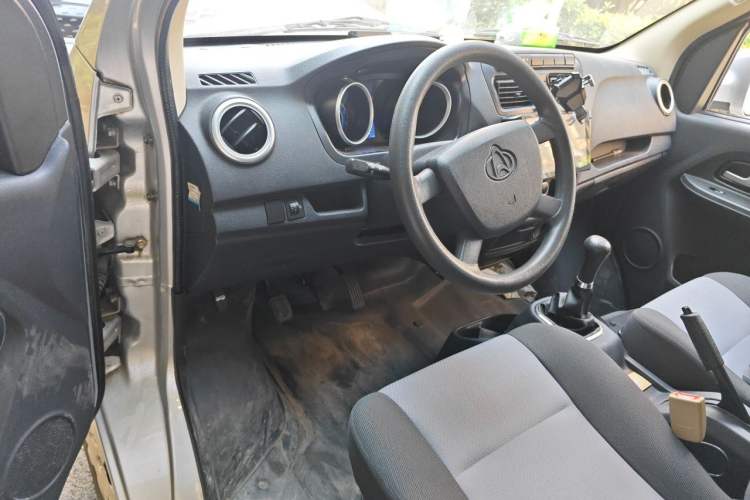 Used CHANGAN KAICHENG Ruixing M60 2019 1.5L Standard Version China VI Van with 5 Seats DAM15KR Center Console