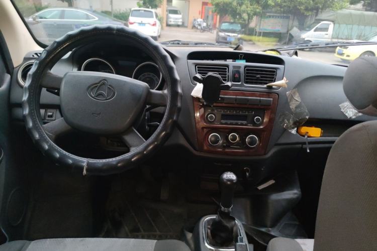 Used CHANGAN KAICHENG Ruixing M60 2019 1.5L Standard Model China V Emission Standards 5/6 Seats 4G15S Center Console
