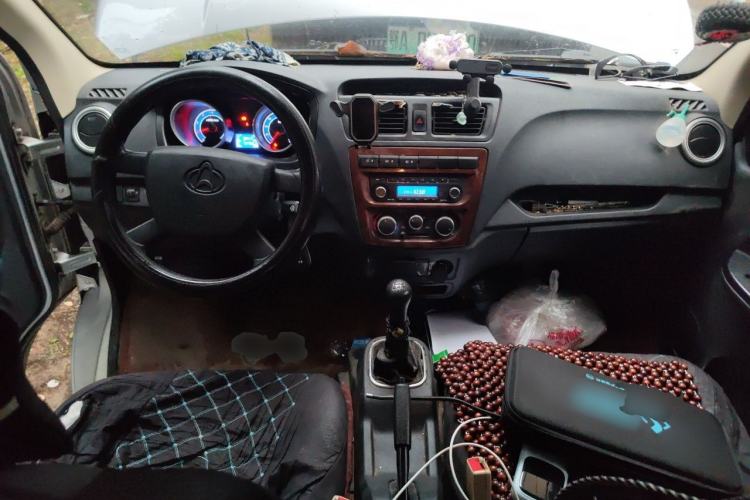 Used CHANGAN KAICHENG Ruixing M60 2019 1.5L Standard Model China V Emission Standards 5/6 Seats 4G15S Center Console