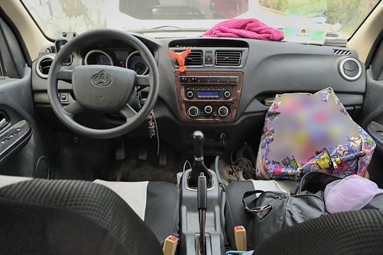 Used CHANGAN KAICHENG Ruixing M60 2019 1.5L Business Version China VI 6-Seater DAM15KR Center Console