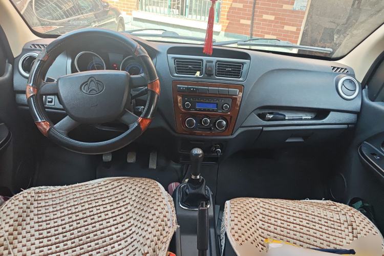 Used CHANGAN KAICHENG Ruixing M60 2019 1.5L Standard Model China V Emission Standards 5/6 Seats 4G15S Center Console
