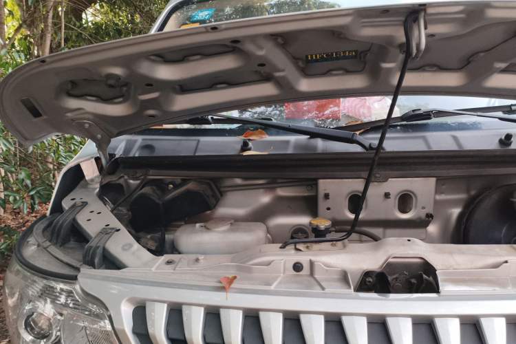 Used CHANGAN KAICHENG Ruixing M60 2019 1.5L Standard Version China VI Emission Standard 5/6 Seats DAM15KR Engine Bay Right