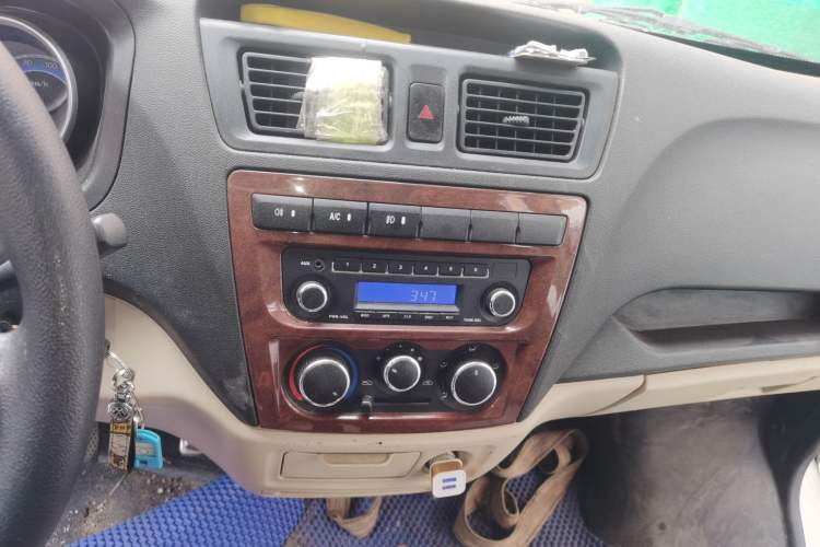 Used CHANGAN KAICHENG Ruixing M60 2019 1.5L Base Model China V Emission Standard 2-Seat Cargo Van with 4G15S Engine Audio And AC Panel