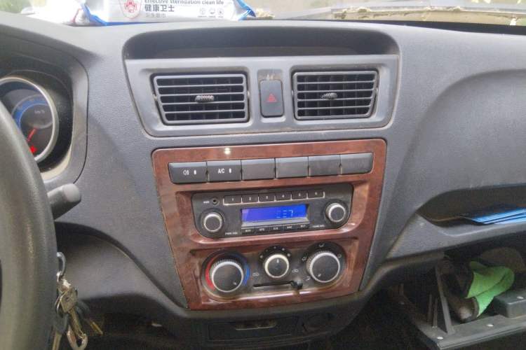 Used CHANGAN KAICHENG Ruixing M60 2019 1.5L Standard Model China V Emission Standards 5/6 Seats 4G15S Audio And AC Panel