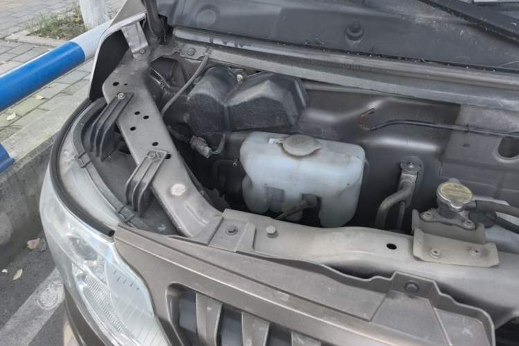 Used CHANGAN KAICHENG Ruixing M60 2020 1.5L Standard Version China VI 6-Seater DAM15KR Engine Bay Right