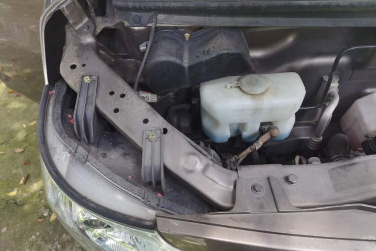 Used CHANGAN KAICHENG Ruixing M60 2020 1.5L Standard Version China VI 6-Seater DAM15KR Engine Bay Right