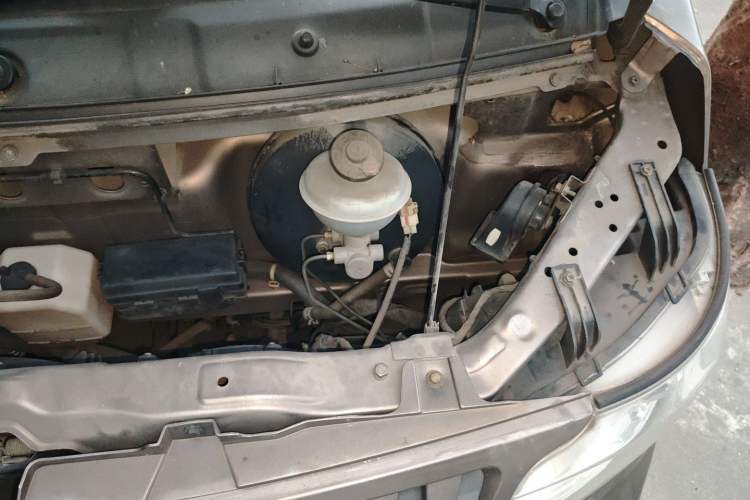 Used CHANGAN KAICHENG Ruixing M60 2020 1.5L Standard Version China VI 6-Seater DAM15KR Engine Bay Left