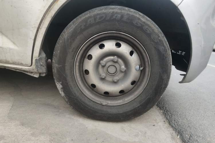 Used CHANGAN KAICHENG Ruixing M60 2020 1.5L Standard Version China VI Van with 5 Seats Equipped with DAM15KR Right Front Wheel Hub