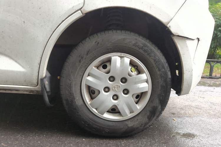 Used CHANGAN KAICHENG Ruixing M60 2020 1.5L Standard Version China VI 6-Seater DAM15KR Right Front Wheel Hub