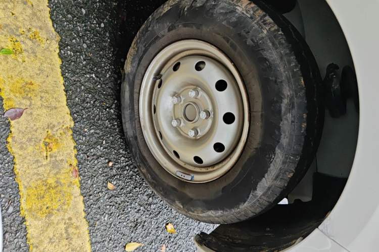 Used CHANGAN KAICHENG Ruixing M60 2020 1.5L Standard Version China VI 6-Seater DAM15KR Right Front Wheel Hub