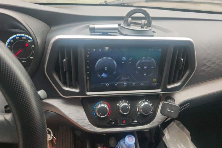 Used CHANGAN KAICHENG Ruixing M60 2023 1.5L GDI Comfort-Class Passenger Vehicle 6/7 Seats Audio And AC Panel