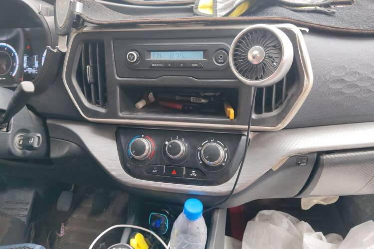 Used CHANGAN KAICHENG Ruixing M60 2023 1.6L CNG Comfort-Grade 6-Seater Passenger Vehicle Audio And AC Panel
