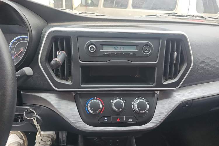 Used CHANGAN KAICHENG Ruixing M60 2023 1.5L GDI Comfort-Class Passenger Vehicle 6/7 Seats Audio And AC Panel