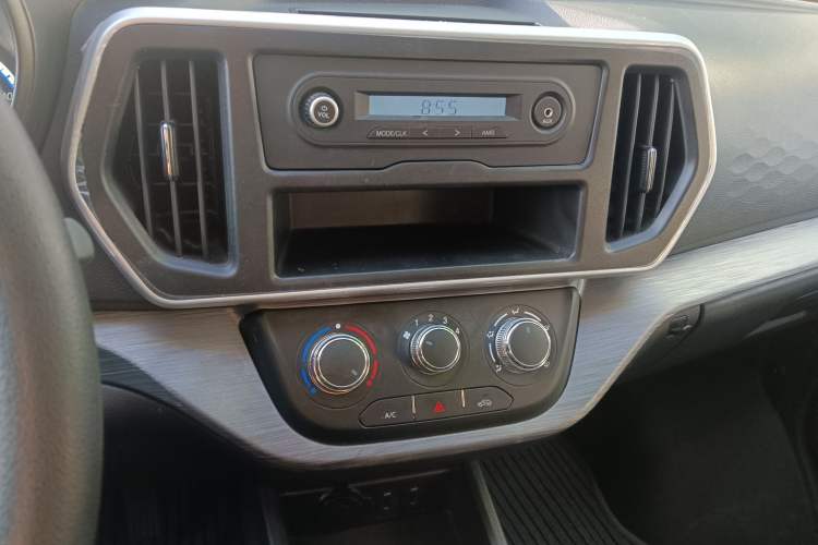 Used CHANGAN KAICHENG Ruixing M60 2023 1.5L GDI Comfort-Class Passenger Vehicle 6/7 Seats Audio And AC Panel
