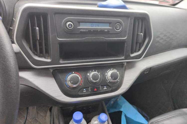 Used CHANGAN KAICHENG Ruixing M60 2023 1.6L CNG Comfort-Grade 6-Seater Passenger Vehicle Audio And AC Panel