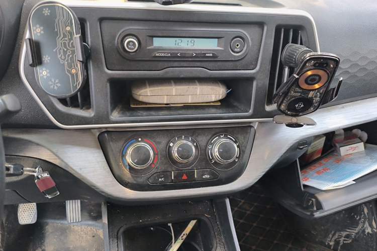 Used CHANGAN KAICHENG Ruixing M60 2023 1.5L GDI Comfort-Class Passenger Vehicle 6/7 Seats Audio And AC Panel