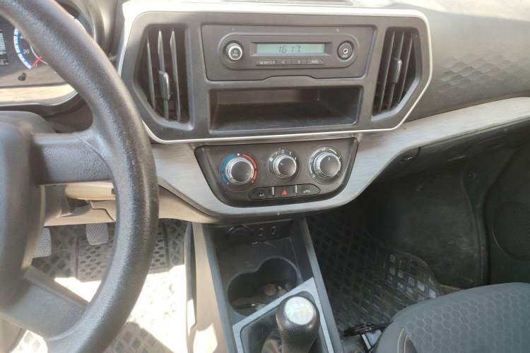 Used CHANGAN KAICHENG Ruixing M60 2023 1.5L GDI Comfort-Class Passenger Vehicle 6/7 Seats Audio And AC Panel