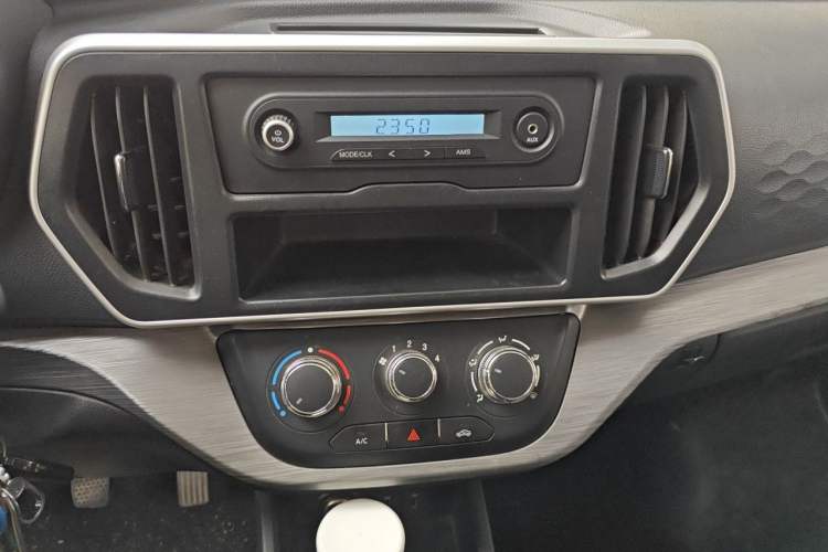 Used CHANGAN KAICHENG Ruixing M60 2023 1.5L GDI Comfort-Class Passenger Vehicle 6/7 Seats Audio And AC Panel