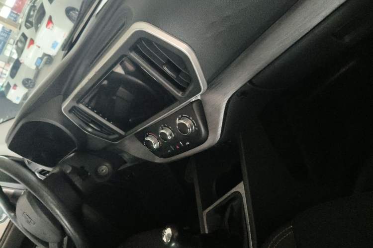 Used CHANGAN KAICHENG Ruixing M60 2023 1.5L GDI Comfort-Class Passenger Vehicle 6/7 Seats Audio And AC Panel