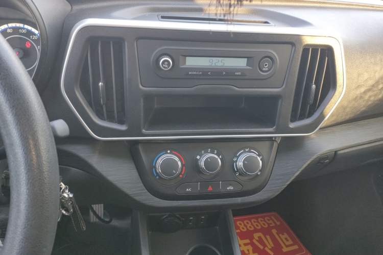 Used CHANGAN KAICHENG Ruixing M60 2023 1.5L GDI Comfort-Class Passenger Vehicle 6/7 Seats Audio And AC Panel