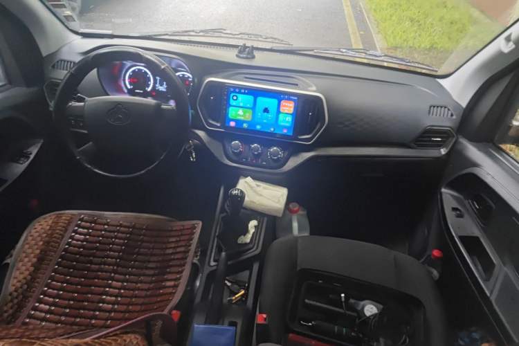 Used CHANGAN KAICHENG Ruixing M60 2023 1.6L CNG Comfort-Grade 6-Seater Passenger Vehicle Center Console