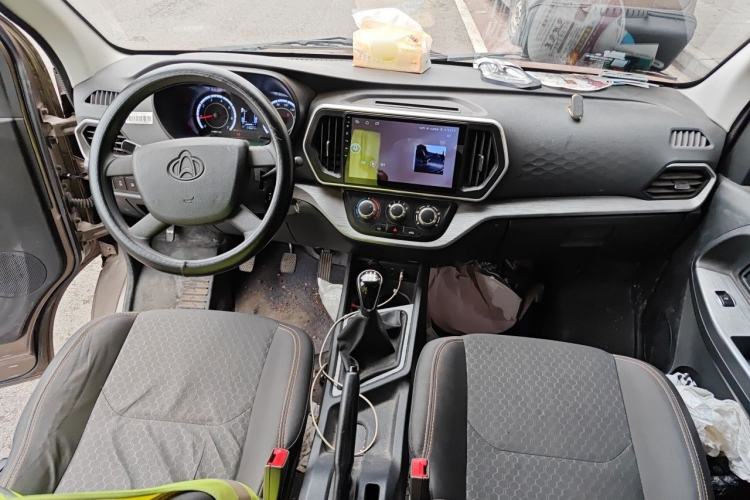 Used CHANGAN KAICHENG Ruixing M60 2023 1.6L CNG Comfort-Grade 6-Seater Passenger Vehicle Center Console