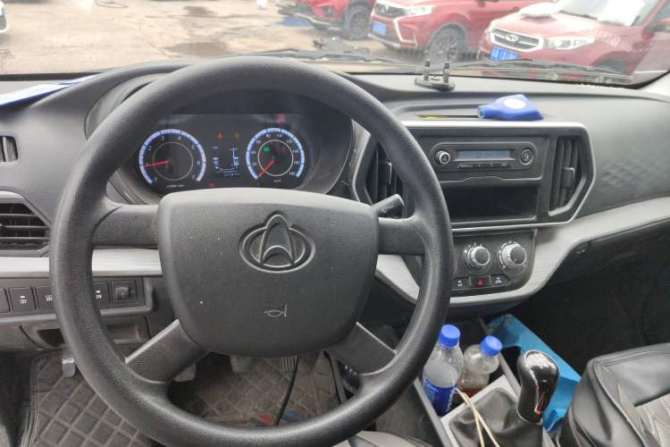 Used CHANGAN KAICHENG Ruixing M60 2023 1.6L CNG Comfort-Grade 6-Seater Passenger Vehicle Center Console