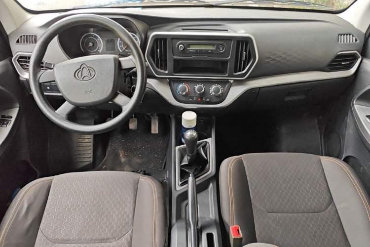 Used CHANGAN KAICHENG Ruixing M60 2023 1.5L GDI Comfort-Class Passenger Vehicle 6/7 Seats Center Console