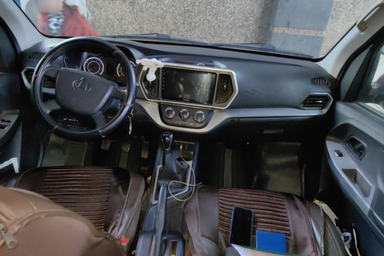 Used CHANGAN KAICHENG Ruixing M60 2023 1.6L CNG Comfort-Grade 6-Seater Passenger Vehicle Center Console