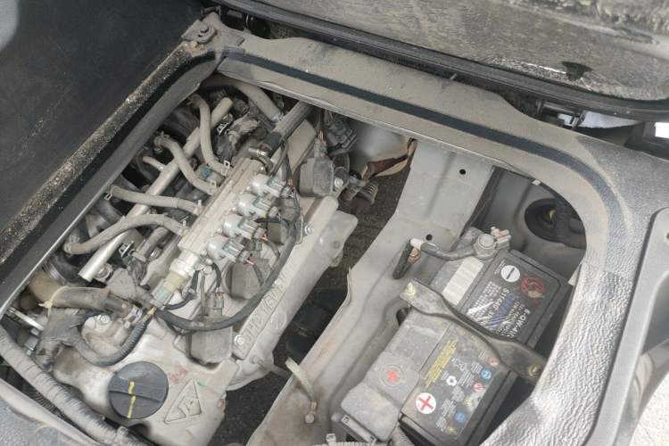Used CHANGAN KAICHENG Ruixing M60 2023 1.6L CNG Comfort-Grade 6-Seater Passenger Vehicle Engine Bay