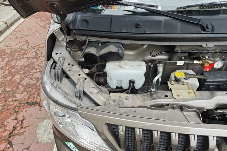 Used CHANGAN KAICHENG Ruixing M60 2023 1.6L CNG Comfort-Grade 6-Seater Passenger Vehicle Engine Bay Right