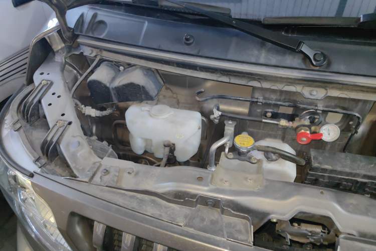 Used CHANGAN KAICHENG Ruixing M60 2023 1.6L CNG Comfort-Grade 6-Seater Passenger Vehicle Engine Bay Right