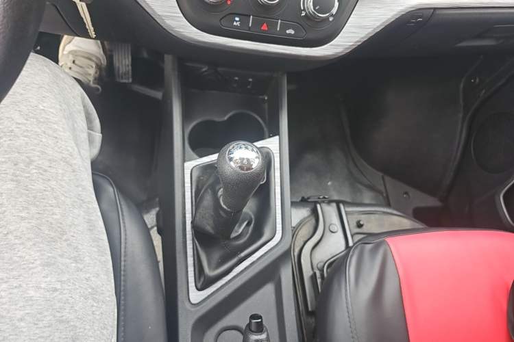 Used CHANGAN KAICHENG Ruixing M60 2023 1.5L GDI Comfort-Class Passenger Vehicle 6/7 Seats Gear Lever