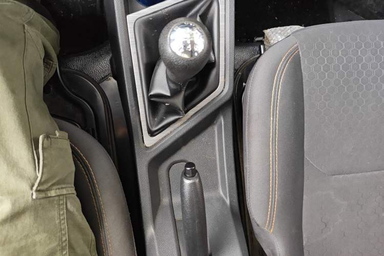Used CHANGAN KAICHENG Ruixing M60 2023 1.5L GDI Comfort-Class Passenger Vehicle 6/7 Seats Gear Lever