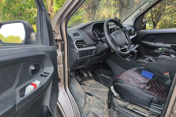 Used CHANGAN KAICHENG Ruixing M60 2023 1.5L GDI Comfort-Class Passenger Vehicle 6/7 Seats Interior 3