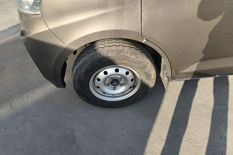 Used CHANGAN KAICHENG Ruixing M60 2023 1.5L GDI Comfort-Class Passenger Vehicle 6/7 Seats Left Front Wheel Hub