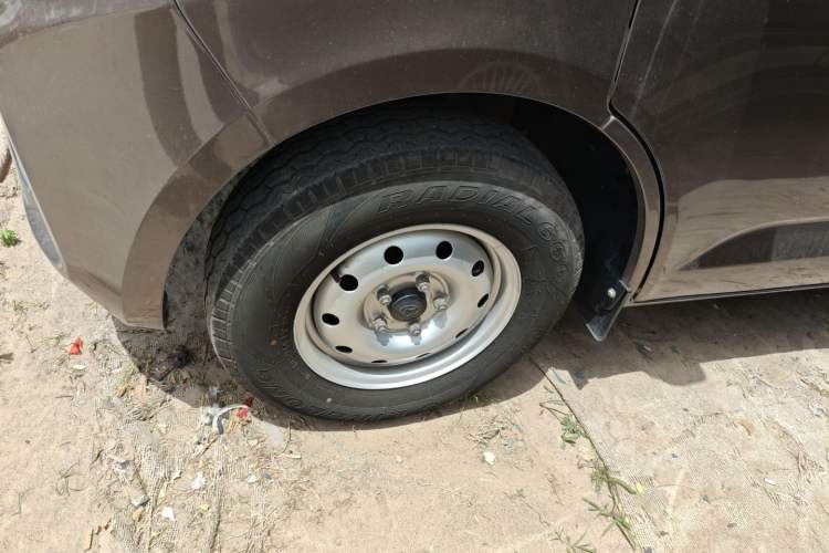 Used CHANGAN KAICHENG Ruixing M60 2023 1.6L CNG Comfort-Grade 6-Seater Passenger Vehicle Left Front Wheel Hub
