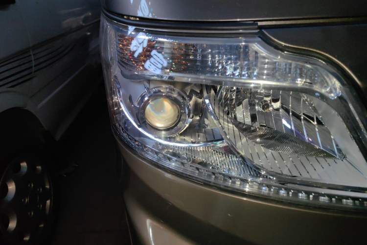 Used CHANGAN KAICHENG Ruixing M60 2023 1.6L CNG Comfort-Grade 6-Seater Passenger Vehicle Right Front Headlight