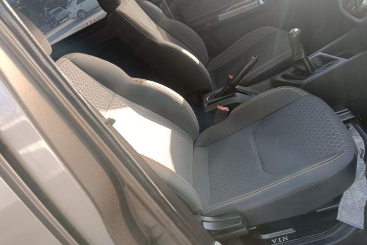 Used CHANGAN KAICHENG Ruixing M60 2023 1.5L GDI Comfort-Class Passenger Vehicle 6/7 Seats Right Front Seat