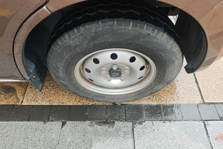 Used CHANGAN KAICHENG Ruixing M60 2023 1.5L GDI Comfort-Class Passenger Vehicle 6/7 Seats Right Front Wheel Hub