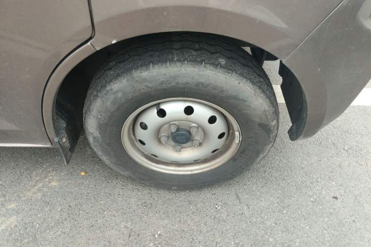 Used CHANGAN KAICHENG Ruixing M60 2023 1.6L CNG Comfort-Grade 6-Seater Passenger Vehicle Right Front Wheel Hub
