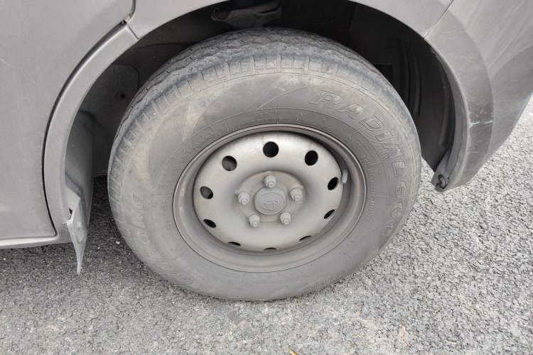 Used CHANGAN KAICHENG Ruixing M60 2023 1.6L CNG Comfort-Grade 6-Seater Passenger Vehicle Right Front Wheel Hub