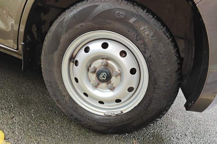 Used CHANGAN KAICHENG Ruixing M60 2023 1.6L CNG Comfort-Grade 6-Seater Passenger Vehicle Right Front Wheel Hub
