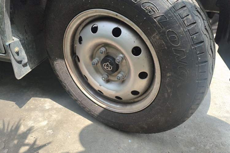 Used CHANGAN KAICHENG Ruixing M60 2023 1.5L GDI Comfort-Class Passenger Vehicle 6/7 Seats Right Front Wheel Hub