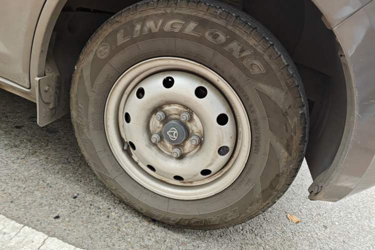 Used CHANGAN KAICHENG Ruixing M60 2023 1.6L CNG Comfort-Grade 6-Seater Passenger Vehicle Right Front Wheel Hub