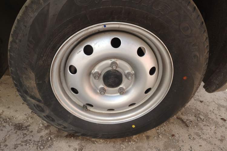 Used CHANGAN KAICHENG Ruixing M60 2023 1.5L GDI Comfort-Class Passenger Vehicle 6/7 Seats Right Front Wheel Hub