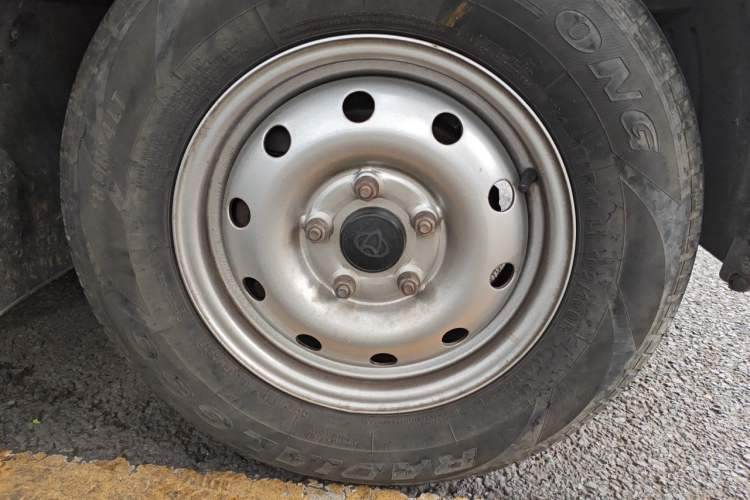 Used CHANGAN KAICHENG Ruixing M60 2023 1.5L GDI Comfort-Class Passenger Vehicle 6/7 Seats Right Front Wheel Hub