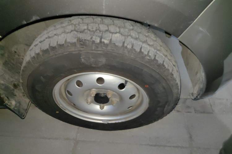 Used CHANGAN KAICHENG Ruixing M60 2023 1.6L CNG Comfort-Grade 6-Seater Passenger Vehicle Right Front Wheel Hub